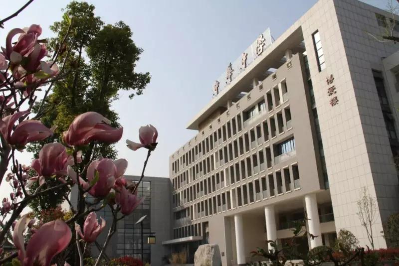 “園林式校園”中華中學(xué)——春色滿(mǎn)園關(guān)不住，桃李芬芳自成蹊。